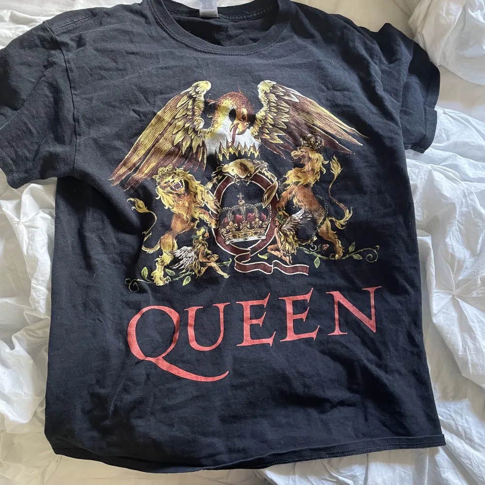 Queen tröja i storlek m Inga fel på den alls. T-shirts.