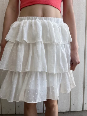 Vit kjol - Såååp fin kjol! Köpt second hand. Perfekt till skolavslutningen. Andvänd men som i nyskick!💗