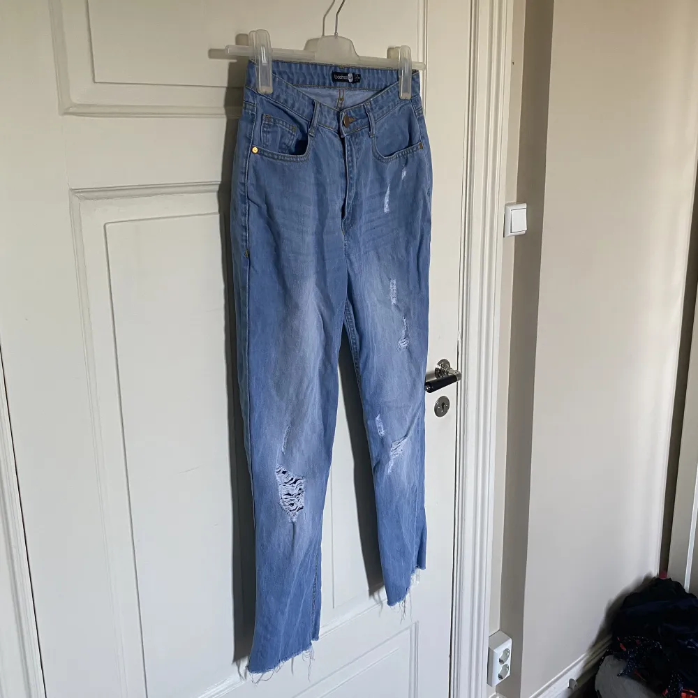 Säljer ett par snygga jeans från Boohoo. I fint skick. Med slitningar. Storlek 36. . Jeans & Byxor.