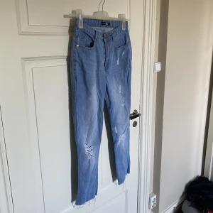 Slitna jeans från Boohoo - Säljer ett par snygga jeans från Boohoo. I fint skick. Med slitningar. Storlek 32/4. 