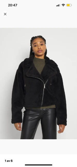 Jacka NA-KD - En helt ny Jacka oanvänd med prislappar på. Nypris- 1679kr mitt pris 500kr