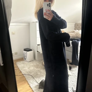 Stickad klänning - Marinblå stickad klänning från Cos. Storlek S! Köpt för 999 kr, säljer för 400❤️ inte använd mycket