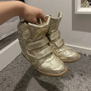Sneakers med klack - Säljer dessa coola guldiga sneakers med klack, isabel marant liknande model! Assnygga nu till sommaren! Skriv gärna för fler frågor!💗