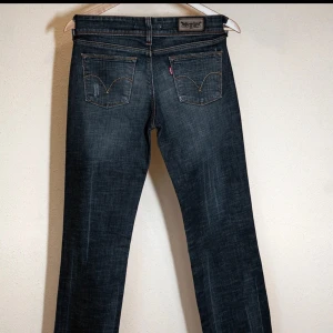 Lowwaist levis stl. 30/36 - Levis byxor i storlek 30/36. Modell 570 straight byxor. Lowwaist byxor med snygga fickor. Långa ben som passar för den som är 175