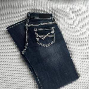 Lågmidjade jeans från märket ”Rock & Roll” med vintage-look. Storlek 27/32. 