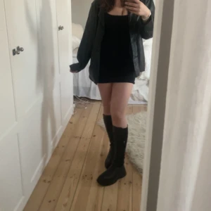 Boots - säljer mina svarta thigh high platå boots i svart läder (tveksam om det är äkta läder däremot). Säljer då de int ekonomer till användning. Skriv om du vill ha bättre bilder och köpare står för frakten❤️