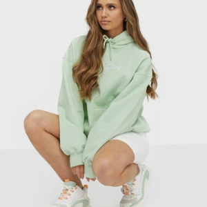 Hoodie - Mintgrön hoodie från Sweet Skbts i mycket bra skick!🦋 Köpt på Junkyard •Storlek XS/S •Frakt tillkommer  •Nypris 700kr  • Har du några frågor är det bara att skicka ett meddelande, så svarar jag så fort jag kan.☺️ Ha en fin dag!💕♻️