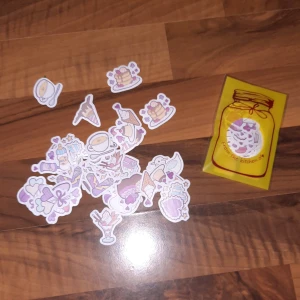 Klistermärken  - Städade på mitt skrivbord och hittade några jätte söta klistermärken. Hade två påsar så tänker sälja en. Det är typ 54 klistermärken i den. Det finns dubletter av alla. Tror dock att dom är ifrån shein. Köpte dom innan jag visste hur dom tillvärkade allt.