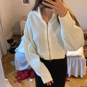 stickad kofta - jättefint vit stickad kofta från h&m, knappt använd så i jättefint skick 