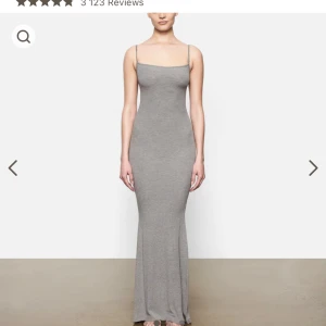Skims klänning  - Soft lounge long slip dress Köpt förra sommaren frakt är 54kr  Skriv privat vid intresse för fler bilder osv