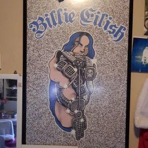 Billie Eilish  - Billie Eilish affisch + ram med plastskiva över. Affischen är i toppskick. Dock kan det vara lite svårt att sätta in affischer i ramen ibland. Men om man är två personer är det inget problem. Om du bara vill käpa affischen så kan du bara skriva till mig.💚