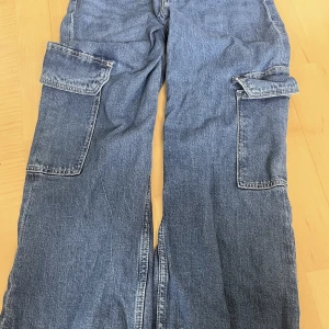 Cargopants - Säljer dessa jättefina cargo byxor från H&M då de inte riktigt kommer till användning, byxorna är i storlek 146/152 men de kan passa XXS/XS (beror på om man använder de som lågmidjade eller inte, garanterar inget), kan diskutera priset vid intresse/köp❤️❤️🫶