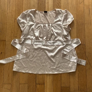 Guldig topp - En fin guldig topp som jag har kunnat använda som en kort (mini) klänning. Säljer då jag ej känner att jag använder den så mycket. Kontakta vid frågor eller om du vill ha fler bilder.