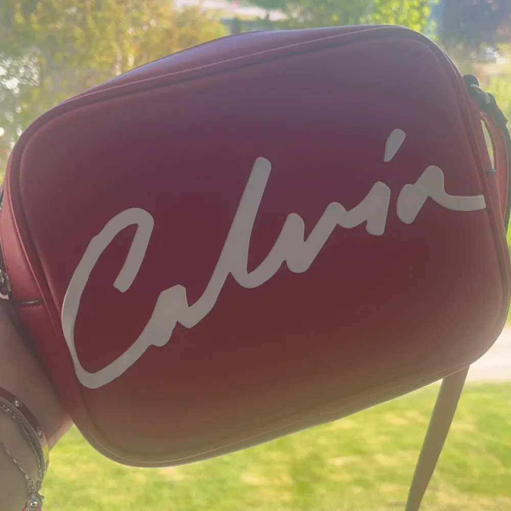 Säljer min Calvin Klein väska eftersom jag knappt använt den, som i nytt skick och pris kan alltid diskuteras vid snabb affär ❤️. Väskor.