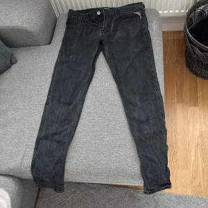 ”Ljussvarta” jeans från Replay