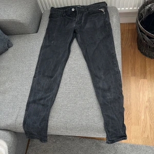 Replay 31/32 - ”Ljussvarta” jeans från Replay