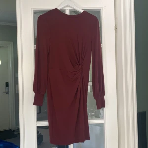 Vinröd klänning  - Använd en gång