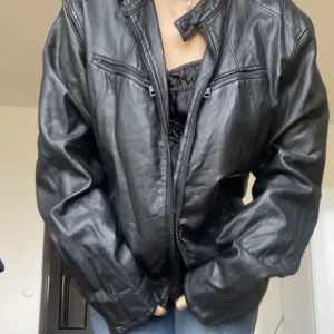 Skinnjacka - Biker Skinnjacka, storlek L. Sitter på en S, är 168 cm lång. Budgivning ifall fler intresserade så kom gärna med prisförslag.