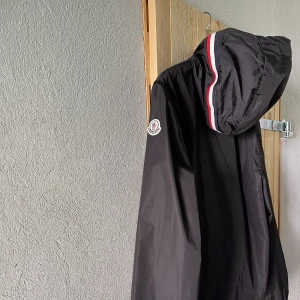 Moncler Jacka - Moncler jacka i storlek 3 som knappt är använd. Äktihetsbevis finns. Inga defekter! Säljer för 3000, kan gå ner i snabb affär.