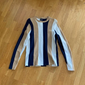 Randig tröja från HM - En randig tröja frpn HM i Premium Cotton frpn deras premium kollektion. 