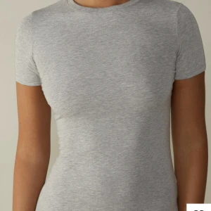 Intimissimi Tröja - Säljer denna T-shirt från intimissimi då jag inte tycker färgen matchar mig. Det hände också en olyckshändelse jag skulle returnera den men råka dra av lappen när jag testade och får ej lämna tillbaka. Alltså är deb i nyskick. Köptes för 189kr. Xs-M