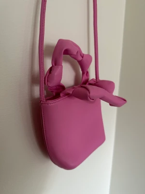 Den perfekta sommar väskan! - Perfekt sommar väska, går att ha som ”crosover” väska för ”a pop of color” eller varför inte komplettera med ett annan färgstarkt plagg!💕💚 (använt 1 gng) 