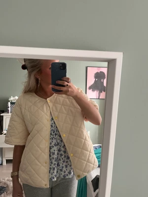 Dunjacka - Intressekoll på min kortärmade dunjacka!! Jättefint skick❤️