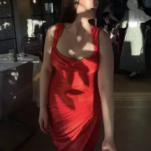 Röd klänning som passar perfekt till bal/skiva. Använd 1 gång. 