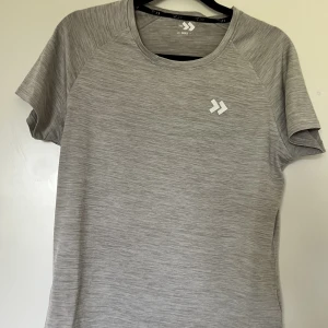 TräningsT-shirt - Grå träningströja i fint skick