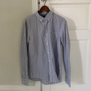 Skjorta Hampton L - Herrskjorta från Hampton (Kappahl) i strl L. Endast använd ett fåtal gånger. I mycket gott skick.