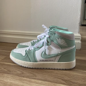 SP 19 AIR JORDAN 1 HIGH OG - Min bonusmamma köpte dessa otroligt fina skorna men det var ungefär 4 storlekar för stora (😐) så jag kan tyvär inte ha dom.  Det är kopior men det syns verkligen inte Köptes för 600 spänn Kontakta mig för mått🌸  Aldrig använda