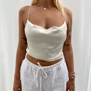 Satin topp - Super snygg satintopp från NA-KD, aldrig använd🤍🤍