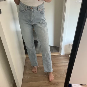 Blåa jeans - Säljs pga för lite användning och för att dom är förstora för mig i rumpan. Storlek 34