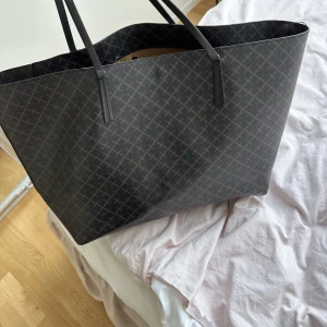 Väska  - Väska från malene Birger, väl använd! Lite skavanker som syns på bild!💓💓 allt får plats!!