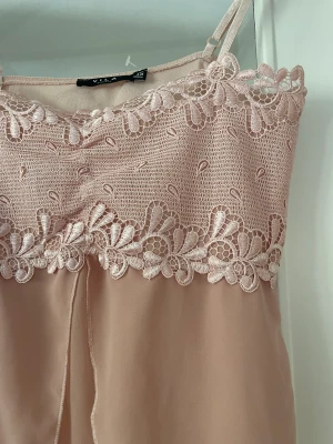 rosa sommartopp💕 - Jättefin ljusrosa topp, köpt second hand. Har inga större spår av användning och är i väldigt bra skick!💓