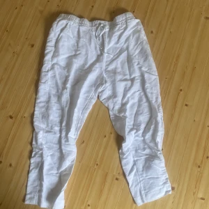 Vita linnebyxor  - Jättefina och bra passform men de är lite kortare i modellen och slutar över anklarna på mig som är 1,70m Säljer pga för korta Nypris 250kr  Aldrig använda