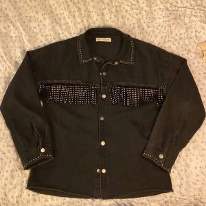 Vårjacka - Jag köpte jackan för ganska länge sedan på zara och tror inte den säljs längre. Den är i mycket bra skick det enda är att fransarna på baksidan har tagits bort och några metallpluppar har ramlat av här och där. Jag skulle säga att den är typ xs.