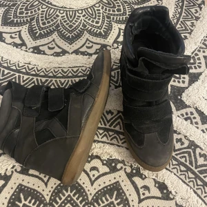 Isabell markant skor - Isabell markant liknande skor i svart med kilklack. Sköna att gå i men säljer då jag köpt nya skor😊7 cm höga