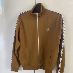 Fred Perry tracktop storlek M, mycket gott skick, så gott som oanvänd. Köptes för 1000 kr.