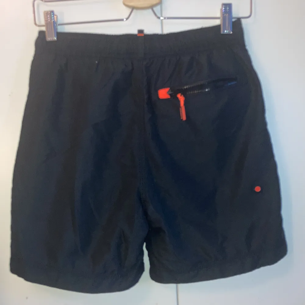 Snygga shorts/badbyxor från superdry i strl xs med 3 fickor, en med dragkedja. Väldigt sparsamt använda, säljes pga fel storlek . Shorts.