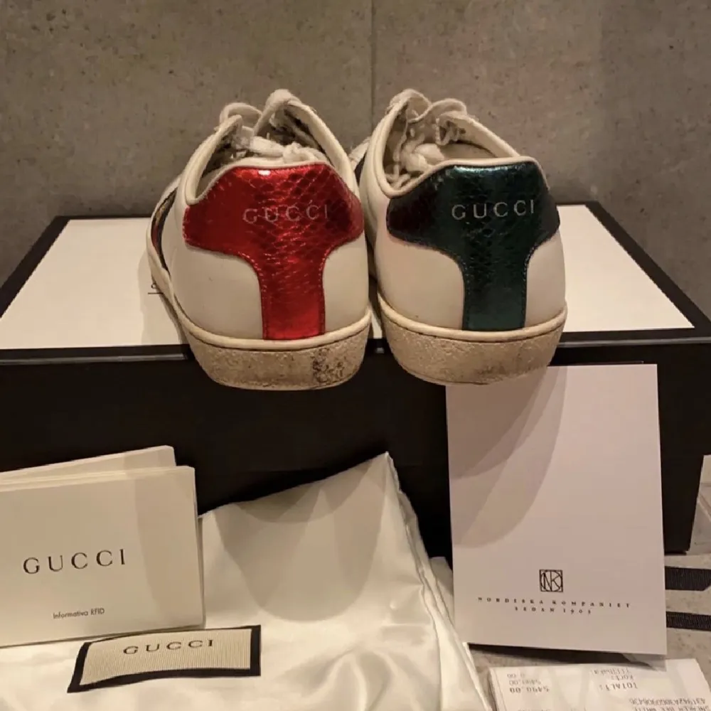 Säljer dessa Gucci skor pga att ja inte får användning av dom💗 skorna är köpta för nåra månader sedan och dom har nåra få defekter(därav priset)❣️kan även tänka mig att sänka priset💓(lånade bilder). Skor.