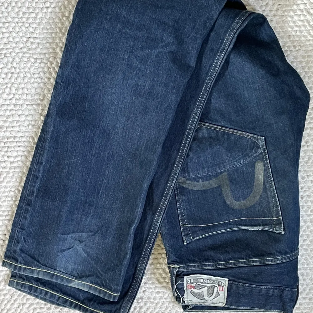 Säljer dessa snygga äkta evisu jeans till ett bra pris conditon: 8/10 passar dig som är 175-180 Vid mer bilder eller frågor kom dm. Köpare står för frakten! . Jeans & Byxor.