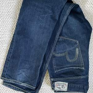 Säljer dessa snygga äkta evisu jeans till ett bra pris conditon: 8/10 passar dig som är 175-180 Vid mer bilder eller frågor kom dm. Köpare står för frakten! 