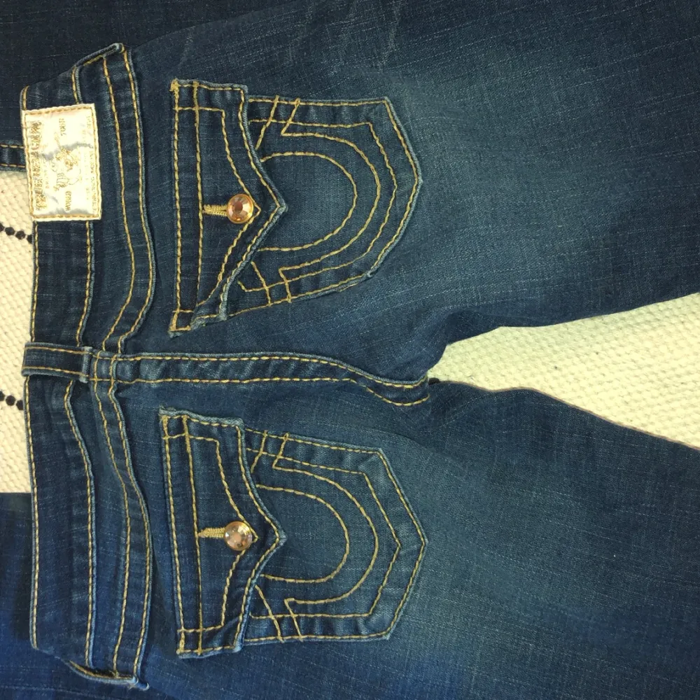 Jätte fina jeans, men dem kommer tyvärr inte till användning eftersom den är för långa💜 . Jeans & Byxor.