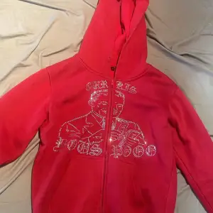Säljer denna feta hoodie i rött med tryck/ rhine Stones. Köpt för 950