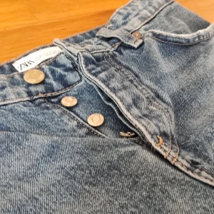 Jeans - Fina jeans med bra skick och inga hål, eller slitna ställen! Säljer för att de passar inte mig längre! 