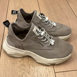Steve Madden strl 36 - Gråbeige Steve Madden strl 36 Använda och smutsiga därav priset 200kr