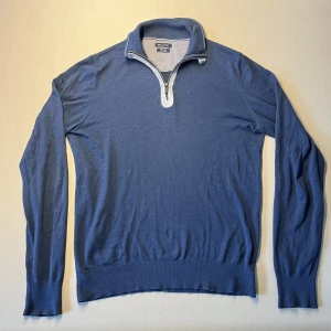 Massimodutti halfzip  - Riktigt fet massimodutti halfzip i cotton silk. Riktigt tunn och skön till sommaren. Funkar perfa med nästan allt. Sitter som en smäck. 9/10 skick inga hål eller fläckar. Fler frågor kontakta gärna!