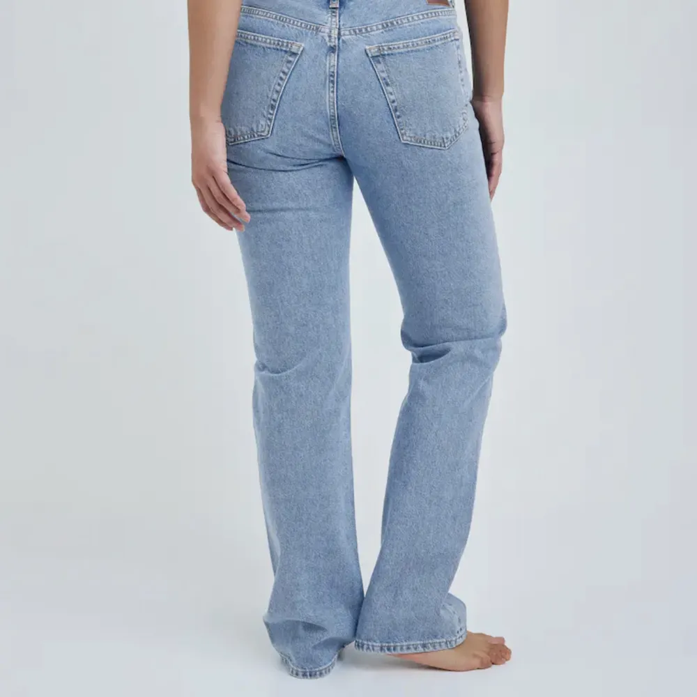 Säljer mina lågmidjade Never Denim jeans som är köpta ifrån BikBok (Low straight 550 jeans). Dom är i storleken Waist 24 Length 32. Använda fåtal gånger, som nya!💓 Ordinarie pris är 699kr men säljer för endast 250+ frakt❣️. Jeans & Byxor.