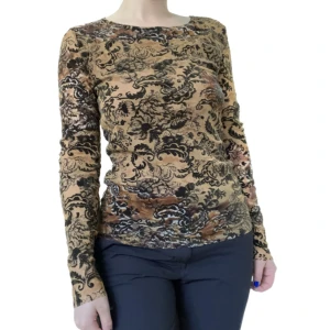 Meshtröja med sammetsdetaljer - Superfin tröja i mesh med sammetsdetaljer, i gott skick! Inte storleksmärkt vad jag kan se men uppskattar den till en S/M. Skriv för fler bilder/frågor! 